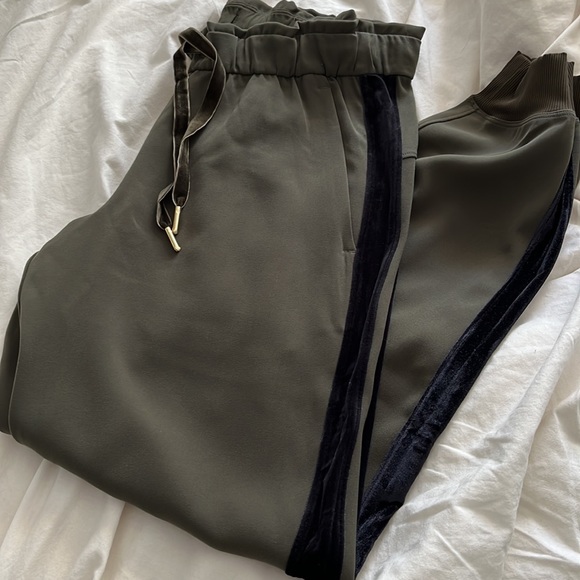 NWOT Lululemon On the Fly Jogger *Velvet Trim
Dark Olive / Black - Picture 4 of 5